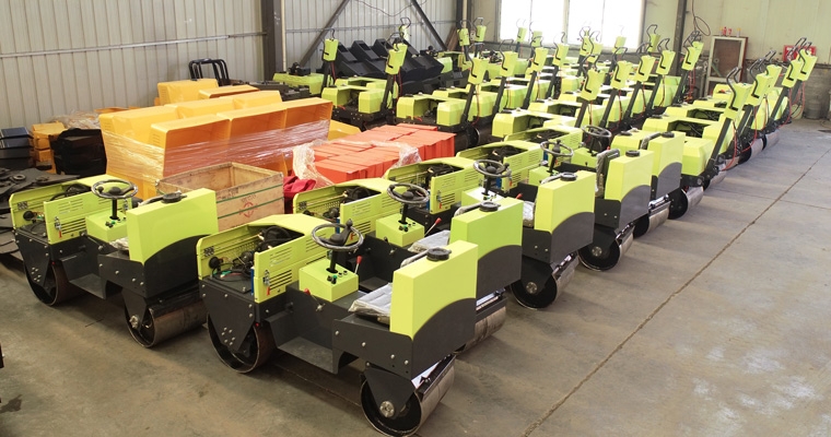 万利官网集团一批小型压路机经青岛港出口印度