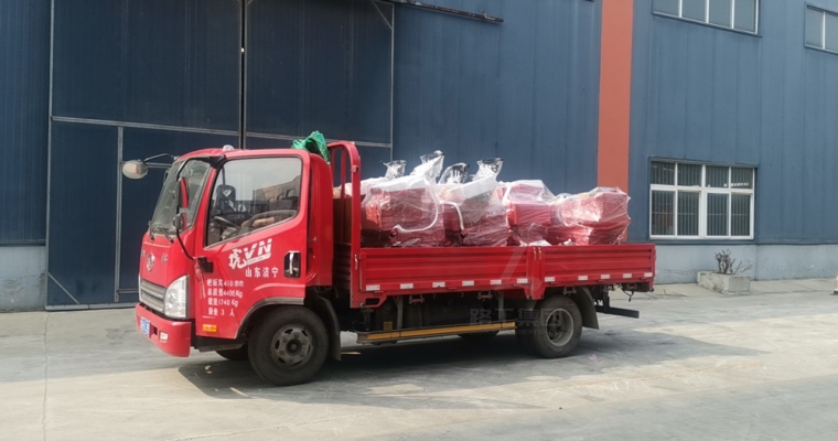 万利官网集团一批小型压路机发往浙江