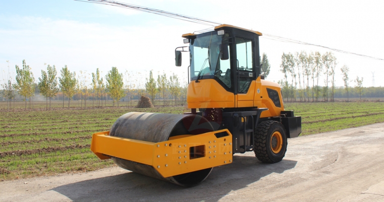 驾驶式压路机“保；；；て琳稀薄寰部刂葡低